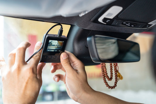 Dashcam installée sur le pare-brise d'une voiture pour documenter un accident et le constat amiable